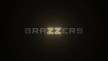 Natal Xxx Yang Panas Dari Brazzers Part 2: Kira Noir Dan Holly Day Menggoda, Pakai Kode Xvpromo Untuk Diskon Eksklusif