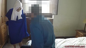 Gadis Arab Cantik Menghisap Kontolnya Demi Uang
