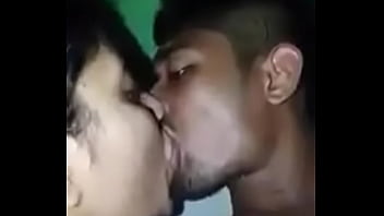 Gadis Desi Panas Berciuman Penuh Gairah