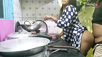 गाँव से आई भोली नौकरानी को कुछ पता नहीं था, मालिक ने उसका मासूमियत से फायदा उठाकर उसे बिस्तर पर लिटा दिया