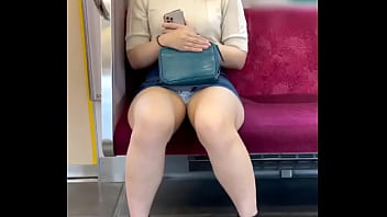 Gadis Tionghoa Menggoda Dengan Memperlihatkan Celana Dalamnya Di Dalam Kereta
