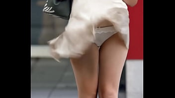 Angin Mengangkat Rok Gadis Asia Yang Seksi