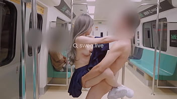 在地铁上偷偷玩跳蛋,被陌生痴汉按在车厢里猛操到口爆,淫水直流 Swag.live @linlinbebe