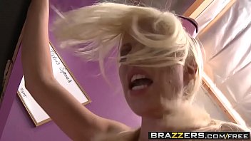 Pelayan Nakal Dengan Payudara Besar Dalam Seragam – Britney Amber Dan Keni Styles