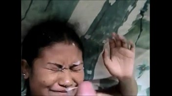 Tangan Asia Menggoda Batang Besar Hingga Muncrat Deras Membanjiri Wajah