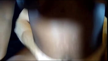 Sesi Panas Di Kat’s Playhouse: Tontin Aku Dihajar Gila Oleh Pria Bule Di Depan Penonton, Cewek Hitam Ini Meraung-raung Nikmat