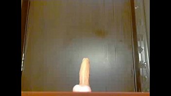 Gadis Asia Manis Mainin Mainan Sambil Nungging Di Depan Kamera