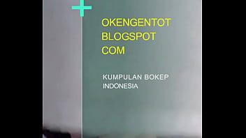 Hijab Melayu Yang Menggoda, Membungkus Tubuh Seksi Dengan Kain Yang Menampilkan Lekuk Tubuh Yang Memikat