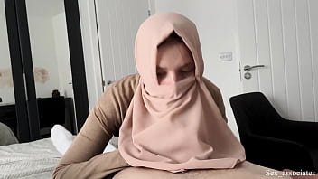 Ibu Tiri Arab Membantu Anak Laki-lakinya Yang Tangannya Patah Dengan Cara Yang Sangat Mesra