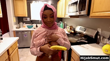 Gadis Muslimah Berkulit Hitam Belajar Cara Ngewein Mulut