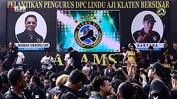 Tarian Erotis Indonesia – Dua Penyanyi Cantik Menggoyang Panggung Dikelilingi Banyak Lelaki