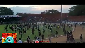 Gaya Nge-hantam Brutal Ala Suporter Indonesia Yang Bikin Bergairah