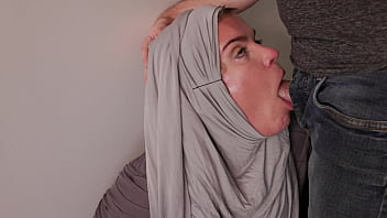 Tante Berjilbab Cosplay Dihisap Wajahnya Oleh Cowok Amerika
