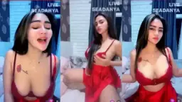 Lovata Toge Uting Mengintip Dengan Gaya Seksi