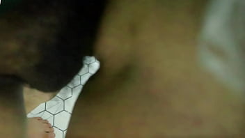 Mekarnya Bunga Di Kamar Mandi: Kisah Panas Pembantu Seksi Dan Majikan Ganteng