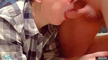 Gadis Manis Bergaun Ketat Mengisap Kontol Kakak Tirinya Saat Ortu Ada Di Rumah, Sampai Muncrat Di Stokingnya