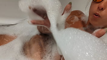 Mantap, Adik Tiriku Yang Baru Pulang Dari Turki Dengan Kulit Cokelat Seksi Langsung Mandi Di Kamar Mandi