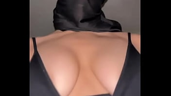 Gadis Berhijab Genit Meremas Dan Menggoyang Payudara Arabnya Yang Montok