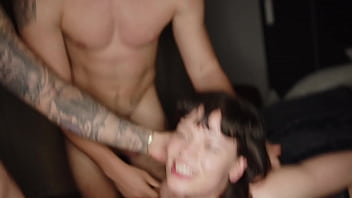 Tiga Lelaki Spanyol Ganas Hantam Mia Stone, Dua Kontol Besar Serbu Memeknya Sambil Dia Dihisap Hingga Tenggorokan Dalam