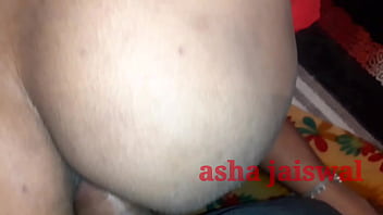 एकाकी देसी आंटी को पटाकर गाड़ी में पहली बार जमकर चोदा