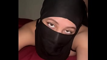 Gadis Arab Nakal Berhijab Memamerkan Pantat Montoknya Sambil Menggoyangkan Dan Memainkan Bokongnya Yang Menggoda