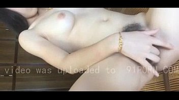 Gadis Tionghoa Manis Berkacamata Yang Sedang Merangsang Diri Sendiri