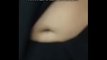 Lubang Pusar Istri Desi Yang Dalam Dan Berlekuk Menggoda