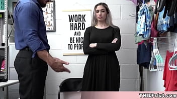 Gadis Muslim Manis Berusaha Menyembunyikan Barang Curian Di Balik Pakaiannya Yang Ketat