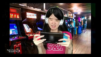 Gadis Gamer Asia Telanjang Dada Yang Menggoda