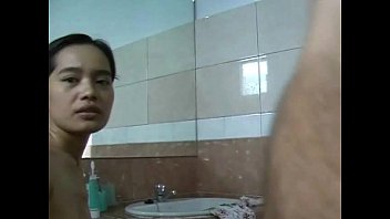 Tante Tiongkok Matang Mengisap Kontol Di Kamar Mandi