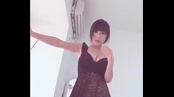 Gadis Tionghoa Menggoyangkan Tubuhnya Dengan Gerakan Menggoda