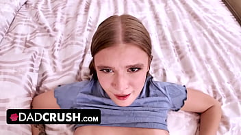 Anak Tiriku Belum Pernah Mengisap Kontol, Tapi Dia Punya Memek Paling Sempurna Yang Pernah Kulihat