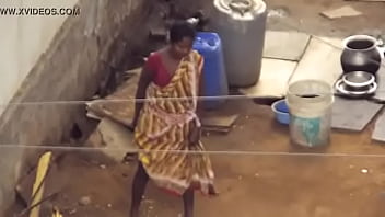 Desi Berdiri Sambil Kencing Dan Memancurkan Air Seni