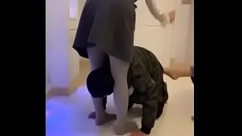 Gadis-gadis Tionghoa Menggila Mempermalukan Budak Fetish