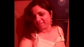 Gadis India Yang Menggoda Dengan Lekuk Tubuh Mempesona