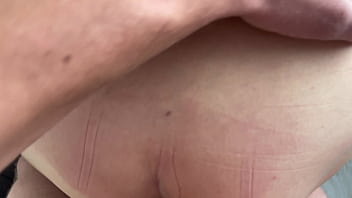 Ibu Tiriku Sedang Bersih-bersih Dengan Gaya Menggoda, Kontolku Tak Sengaja Menempel Di Pantatnya Yang Ketat Dan Akhirnya Kutantap Dalam-dalam