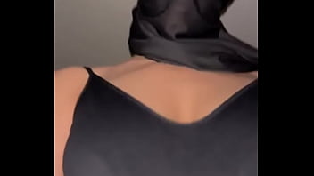 Gadis Arab Berhijab Meremas Payudaranya Perlahan Sambil Memuja Tubuhnya Sendiri Dengan Nafsu