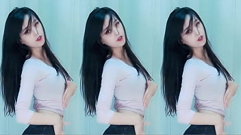 Thiếu Nữ Trung Hoa Uốn éo Trên Mái Nhà Rực Lửa