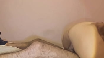 كلام العاهرة المثيرة يلهب الشهوة وهي تُمارس الجنس من مؤخرتها، استمع إلى نساء الشعب المثيرة