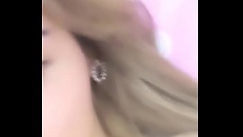 Gadis China Cantik Yoki Menggoda Memainkan Dildo Di Vagina Merah Mudanya