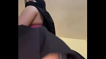 Gadis Berhijab Solo Dengan Pantat Arab Gede Yang Bulat Dan Montok Bermain-main Dengan Bokongnya Yang Menggiurkan Dan Bergoyang