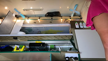 Pantat Seksi Ini Menggoda Saat Membungkuk Meraih Rak Terbawah