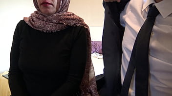 Istri Turki Yang Suaminya Tukang Telanjur Membiarkan Pengusaha Inggris Menggasak Lubang Pantatnya