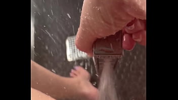 Langkah-langkah Sensual Saudari Tiriku Yang Panas Membasahi Tubuhnya Di Pancuran Cerah Sambil Meraba Diri—gadis Amatir Arab Saudi Berkulit Salju Di Los Angeles Usa