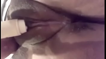 Kamar Gelap Dengan Gadis Oriental Yang Menggoda