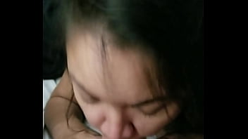 Tenggorokan Dalam Asia Yang Menggoda