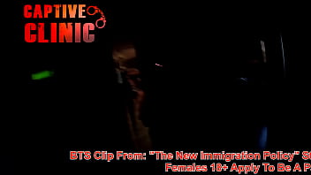 Adegan Panas Sandra Chappelle Yang Telanjang Bulat Di Balik Layar Kebijakan Imigrasi Baru, Terganggu Oleh Pesanan Makanan China Yang Bikin Penasaran. Tonton Adegan Ranjang Lengkapnya Di Bondageclinic – Unggahan Ulang Yang Bikin Nafsu Membara.