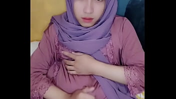 Gadis Solo Bergaya Dengan Hijab Yang Menggoda