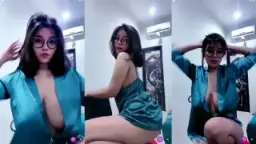 Kane Yang Menggoda Dengan Belahan Dadanya Yang Memikat