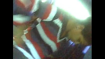 Desi Gadis Dengan Kemeja Terbuka Dan Payudara Menggoda